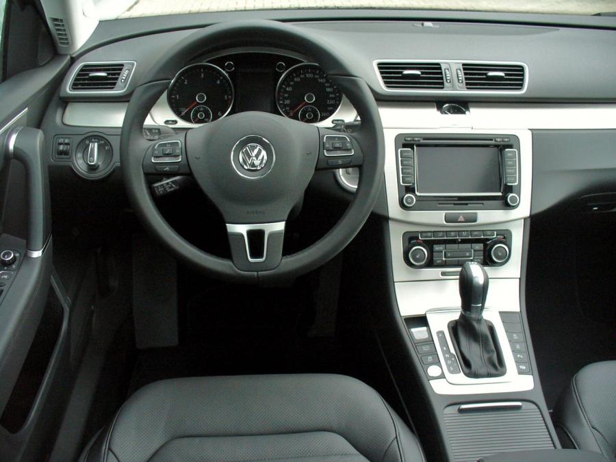 1280px-VW_Passat_Variant_B7_2.0_TDI_BMT_DSG_Highline_Deep_Black_Interieur.JPG