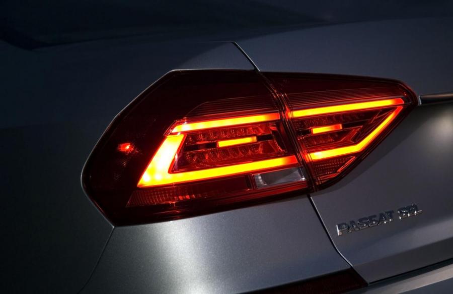 2016-Volkswagen-Passat-Facelift-tail-lights-night.jpg