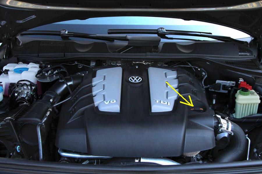 2014-Volkswagen-Touareg-R-line-TDI-engine-view.jpg