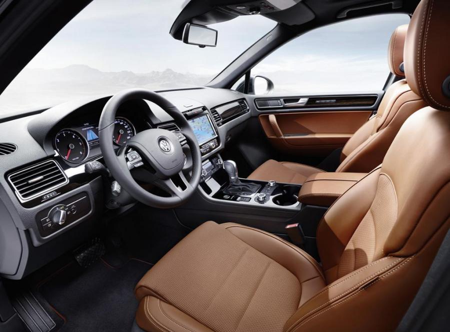 Der-neue-VW-Touareg-Edition-X-Cockpit.jpg