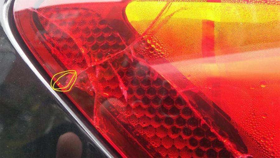 seat-leon-condensation-crack-rear-break-light.jpg