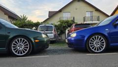Deep blue vs bright green perl